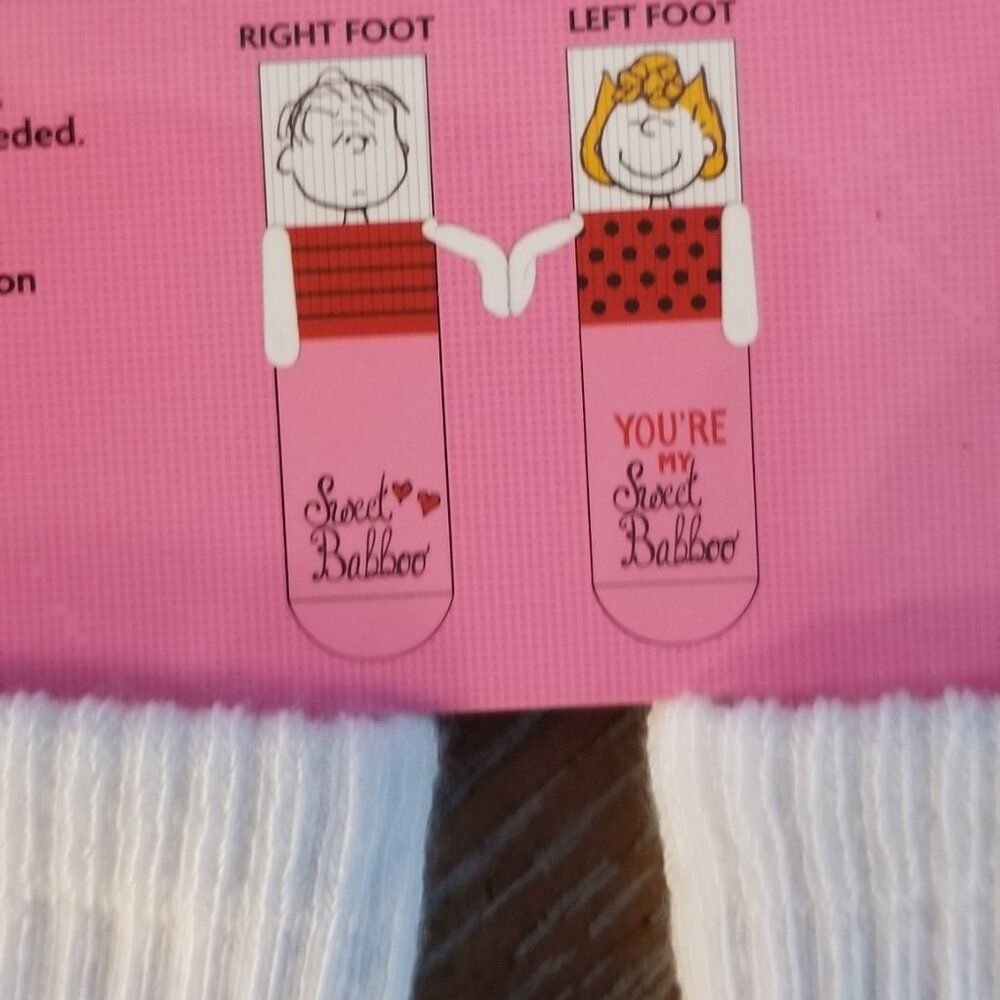 Peanuts Valentine's Day Magnetic Crew Socks - Picture 6 of 8